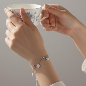 Náramok MARIPOSA z chirurgickej ocele s príveskami kvietku SINARI 6