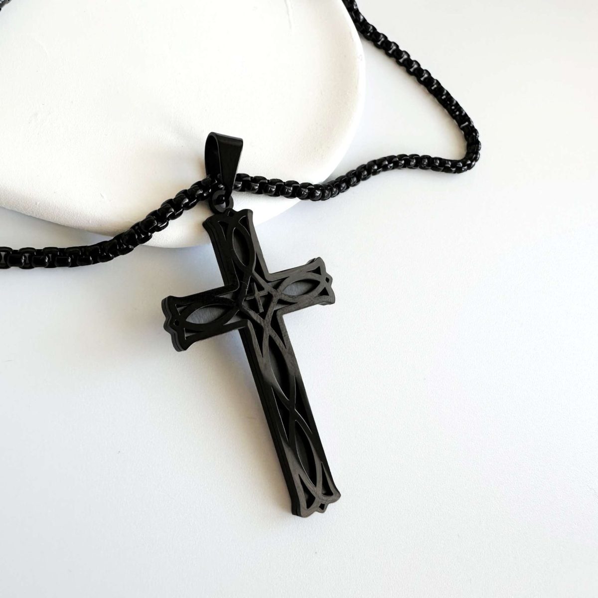 Pánsky čierny náhrdelník ILO z chirurgickej ocele s príveskom kríža SINARI
