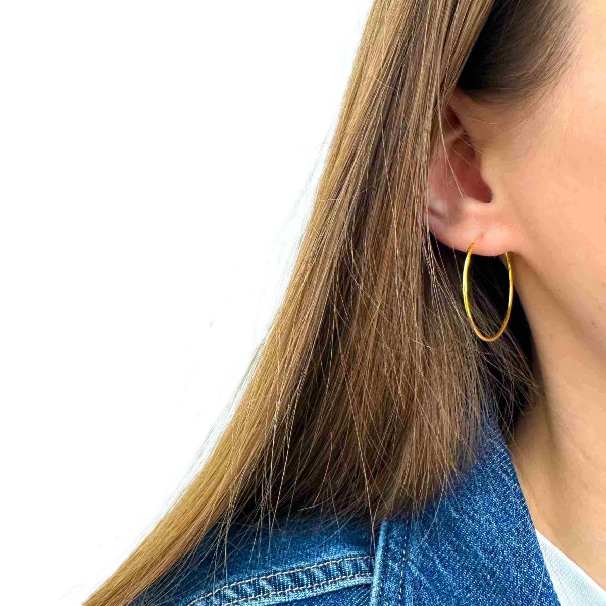 Pozlátené okrúhle náušnice NORA zo striebra v minimalistickom štýle SINARI 7