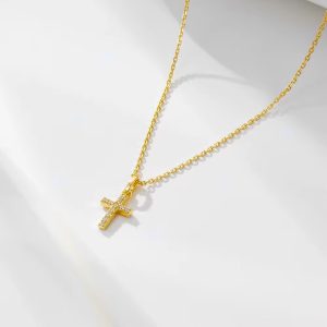 Pozlátený náhrdelník DINA zo striebra s príveskom kríža so syntetickými diamantmi SINARI 3