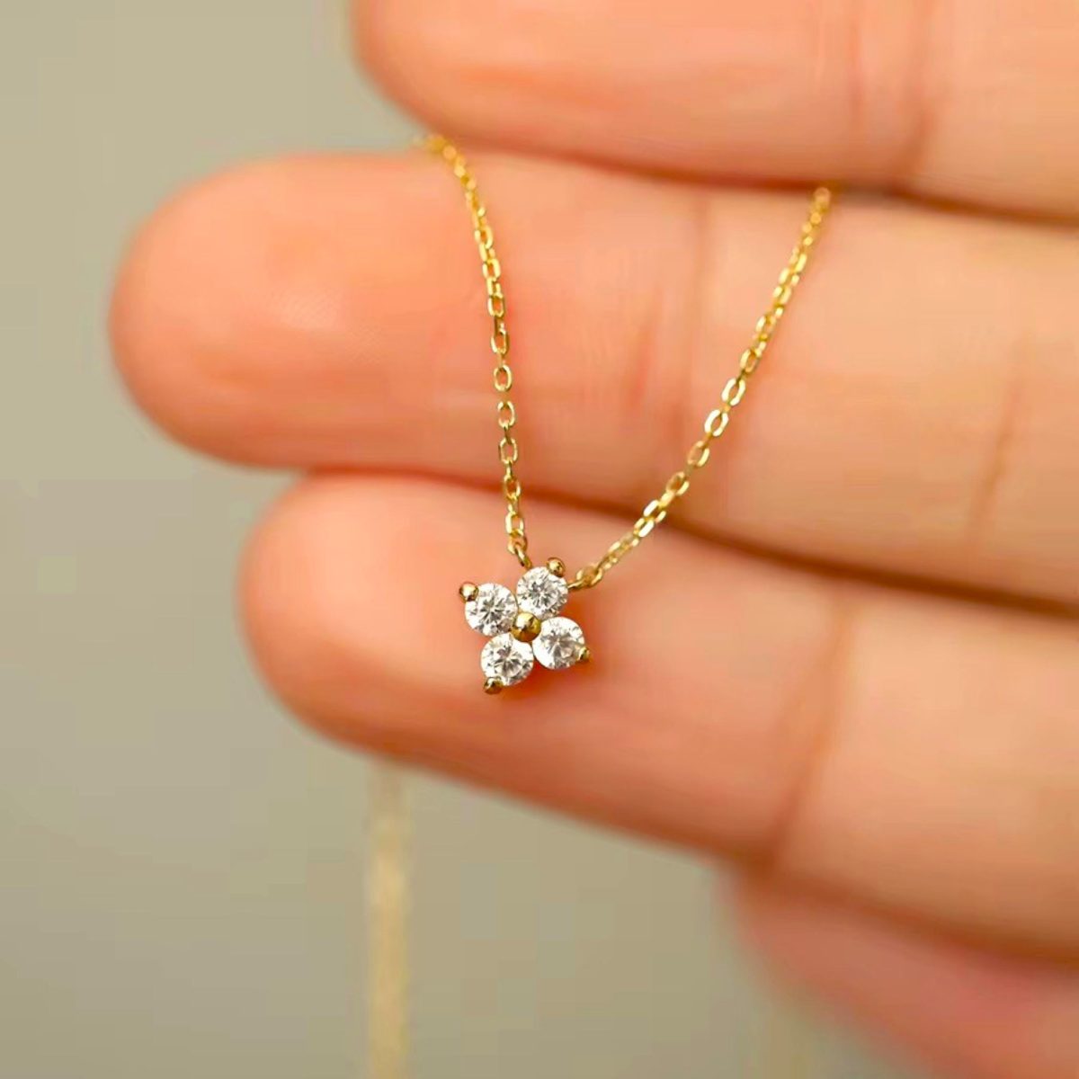 Pozlátený náhrdelník LAVI s príveskom kvetu zo syntetických diamantov SINARI 2