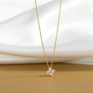Pozlátený náhrdelník LAVI s príveskom kvetu zo syntetických diamantov SINARI 3