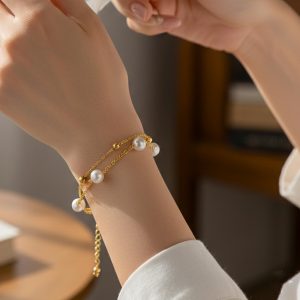 Pozlátený náramok PEARLDREAM z chirurgickej ocele s perlami a guličkami SINAR 5