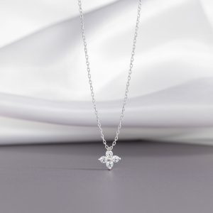 Strieborný náhrdelník LAVI s príveskom kvetu zo syntetických diamantov SINARI 7